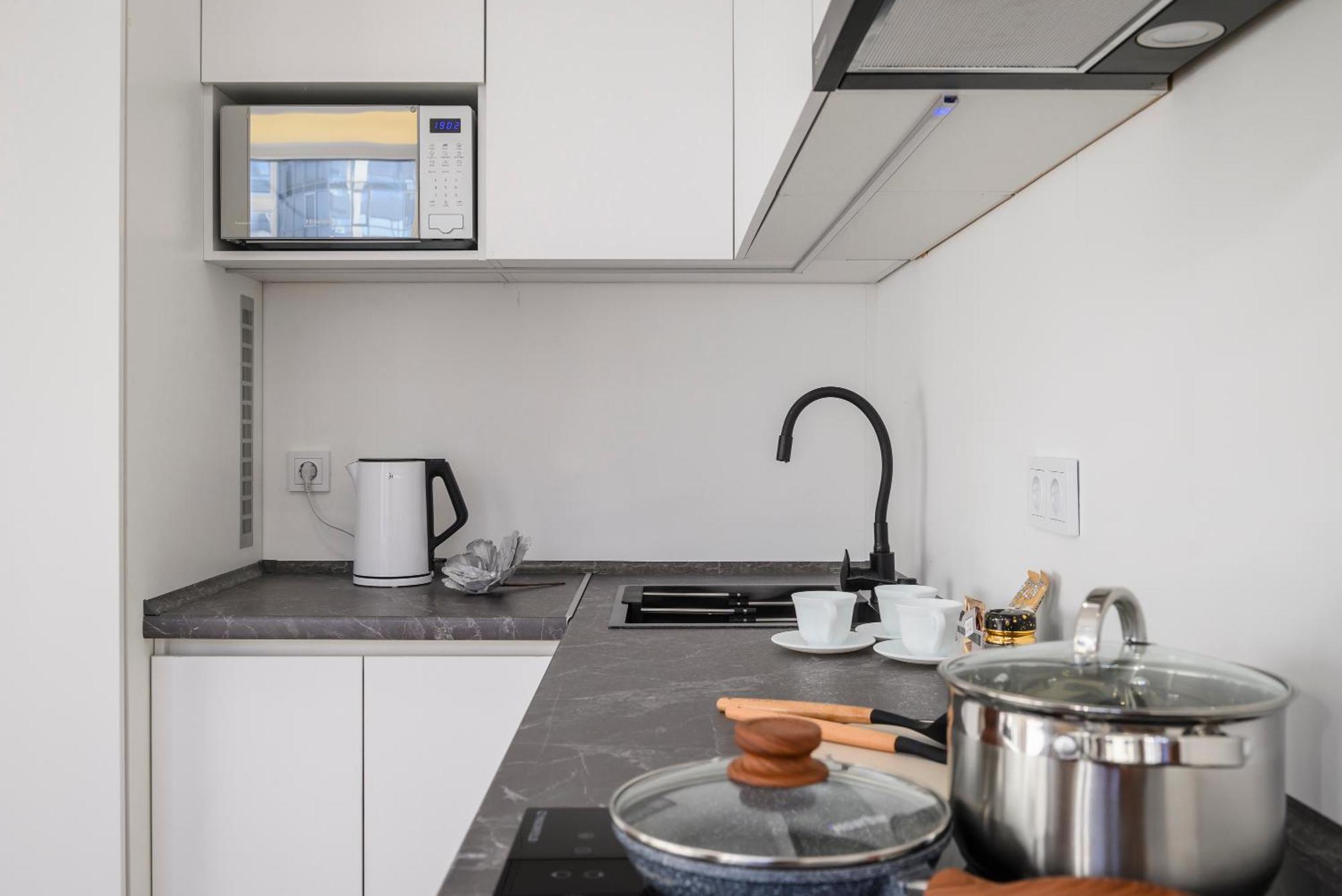 Five Business-Class Rooms In R-House Near Mega Center Almaty Esterno foto