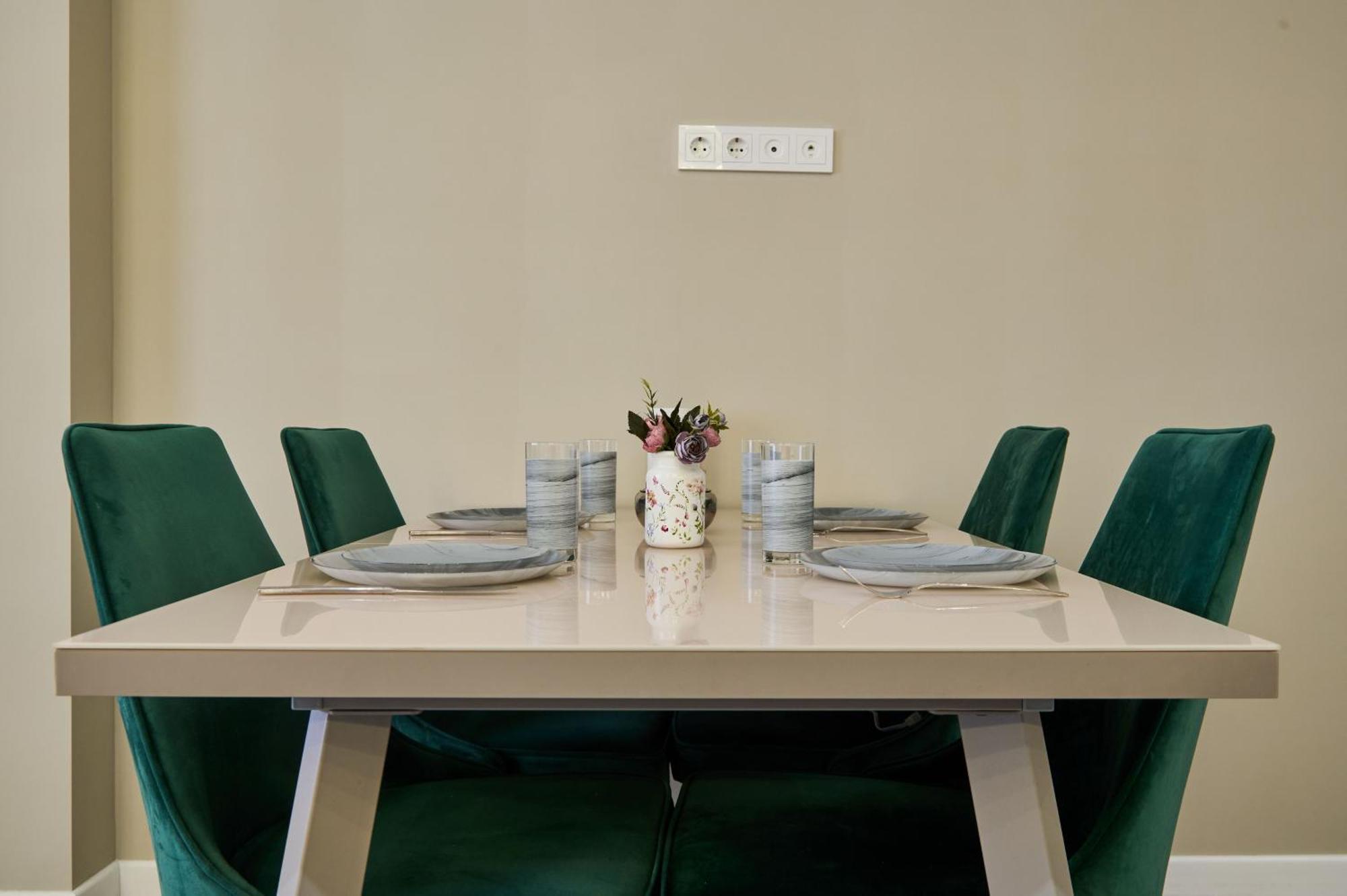 Five Business-Class Rooms In R-House Near Mega Center Almaty Esterno foto
