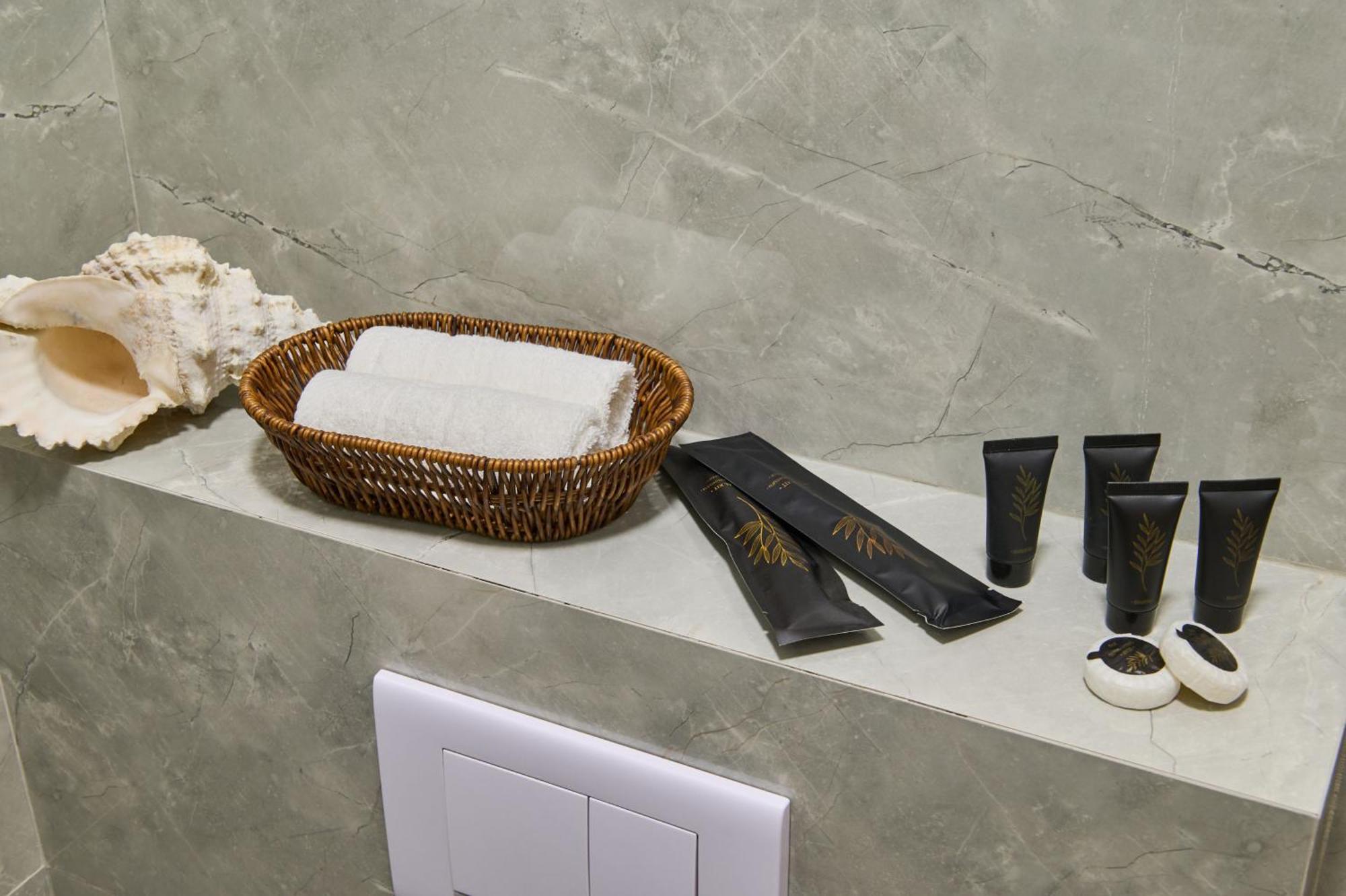 Five Business-Class Rooms In R-House Near Mega Center Almaty Esterno foto