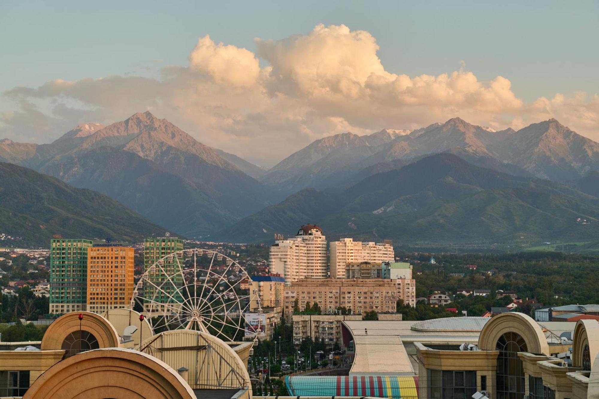 Five Business-Class Rooms In R-House Near Mega Center Almaty Esterno foto